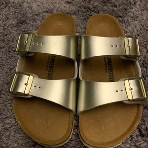 Brand new. Never worn. Girls Birkenstock sandals. Size 32.